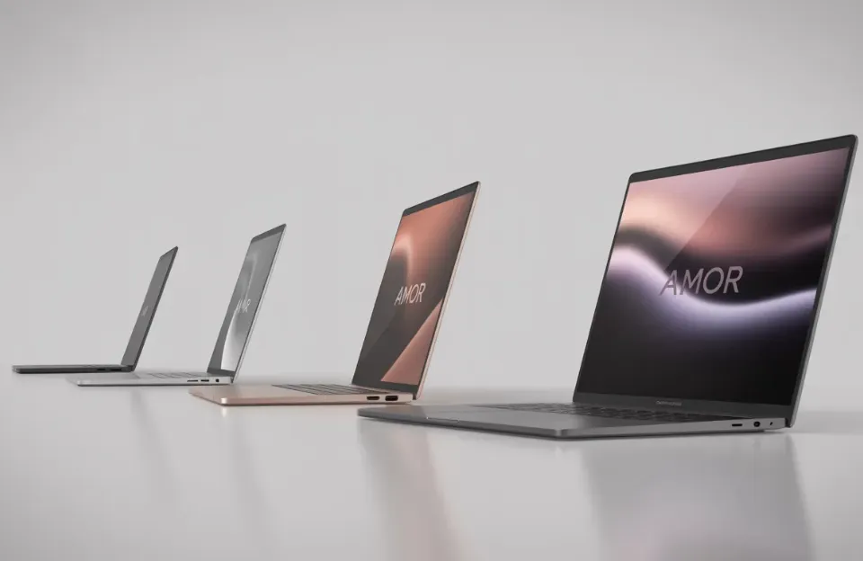 Quatro notebooks abertos em sequência, variando de modelos econômicos a premium, exibindo a palavra "AMOR" nas telas.