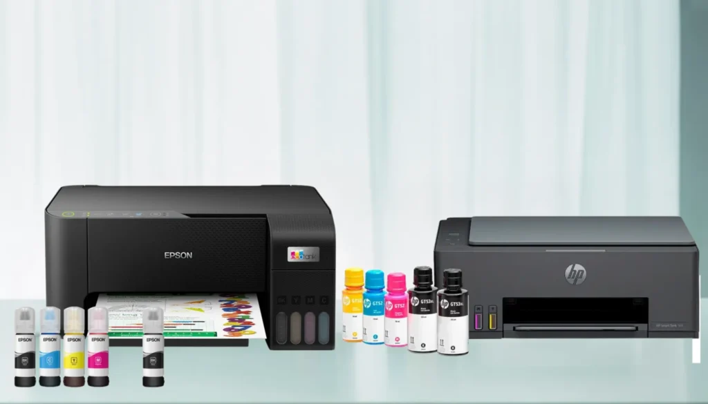 Impressoras Epson e HP lado a lado com garrafas de tinta coloridas na frente, sobre uma mesa.
