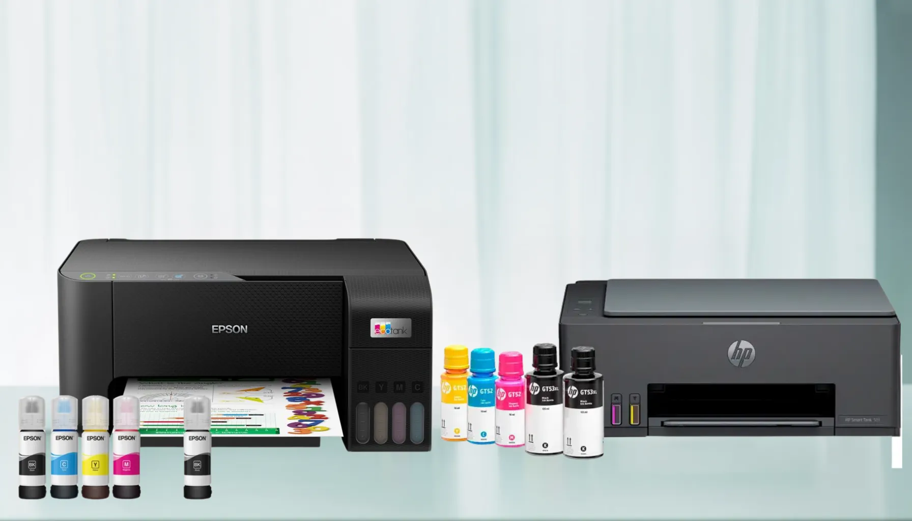 Impressoras Epson e HP lado a lado com garrafas de tinta coloridas na frente, sobre uma mesa.
